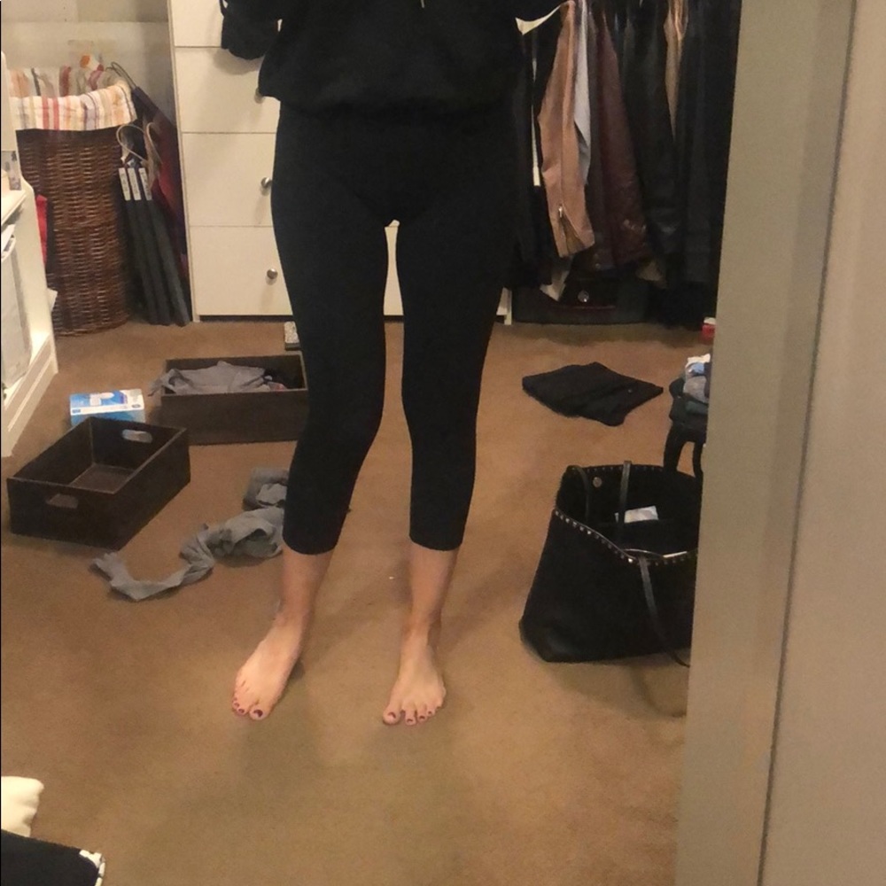 Lululemon black Wunder Under Crops size 6